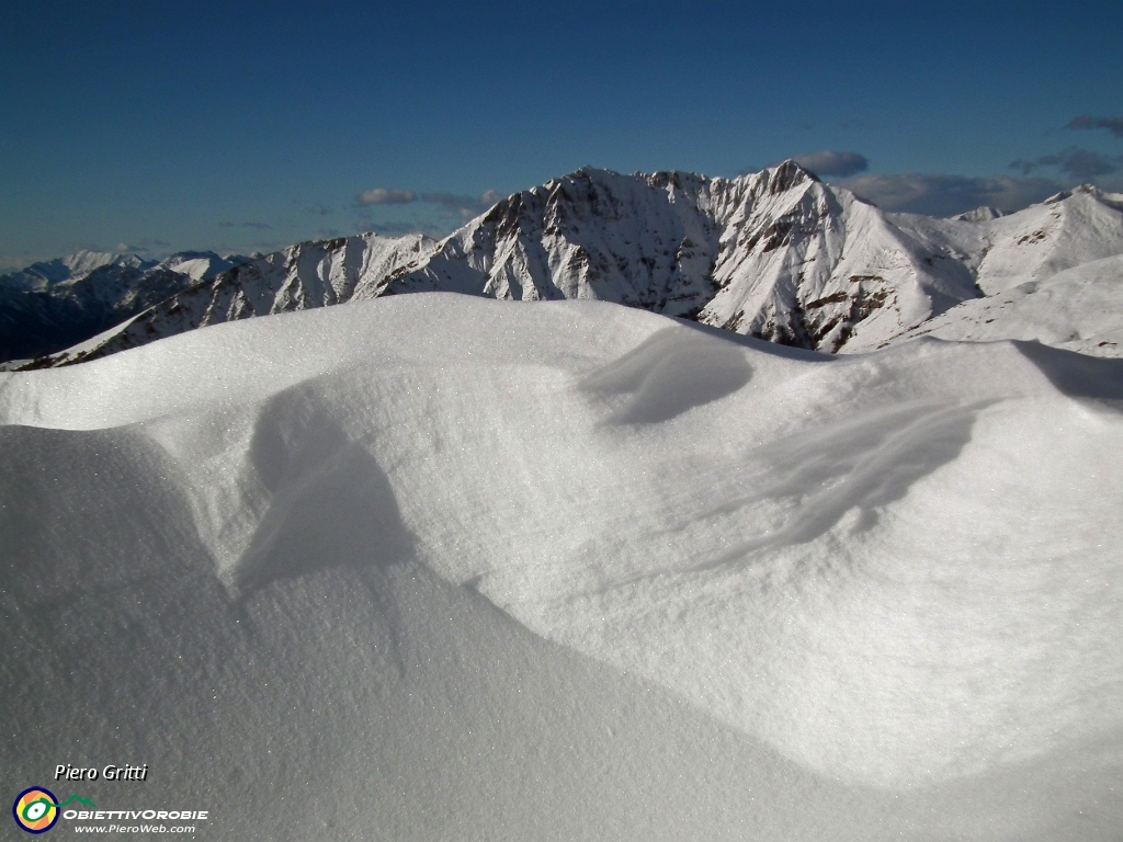 61 oltre la cornice di neve il Menna.JPG